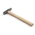 Hultafors Bænkhammer B200 med sandblæst og klarlakeret hoved, hærdet pen og slagflade. Træskaft i hickory