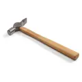 Hultafors Penhammer AB300 med sandblæst og klarlakeret hoved, hærdet slagflade og lang pen. Træskaft i hickory