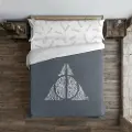 Play Fabrics Dynetrekk Med Knapper Relics-bokstaver For 80 Seng 140x200 Cm