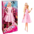 Barbie Margot Robbie Samlerdukke Med Signatur Fra Filmen I Vintage Rutete Kjole