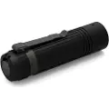 Led Lenser ST6 Kompakt lommelygte bruger tre AAA-batterier. Metal clips, lampen kan nemt fastgøres og Endcap Switch og garanterer nem betjening