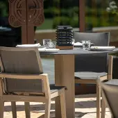 LES JARDINS LED-solbordlampe Tekura av teak-tre