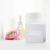 24hShop Vekkerklokke av tre med LED-skjerm - Hvit