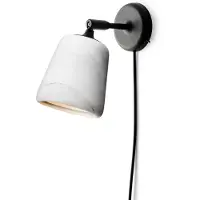 New Works vegglampe, hvit, marmor, stikkontakt
