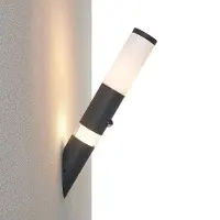 LINDBY Okari utendørs vegglampe med sensor fakkel
