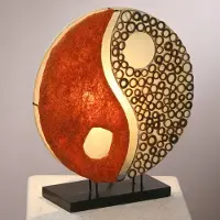 WORU Ying Yang bordlampe på trefot 33 cm