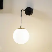Emibig Vegglampe Ognis K1 med kuleformet skjerm, svart/gull