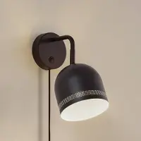 NOLA vegglampe Oura, svart, stikkontakt, justerbar, jern