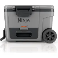 Ninja FrostVault 42L kjøleboks med hjul og oppbevaringsskuff i Grå | FB245EUGY | va SharkNinja
