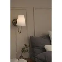 Markslöjd vegglampe Amar, offwhite/messing, stikkontakt, E14