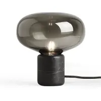 New Works bordlampe Karl-Johan, marmor/røkt glass, 24 cm
