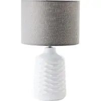 Brilliant Bordlampe Ilysa, grå stoffskjerm, hvit keramikkfot