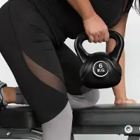 24.Se Kettlebell 6 kg - Svart / kettlebell med plastbelegg og betongkjerne / treningskettlebell