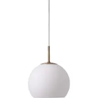 Frandsen Ball pendellampe, opalhvit, Ø 18 cm, glass