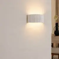 LINDBY vegglampe Naike, hvit, ribbet utseende, gips, 15 cm