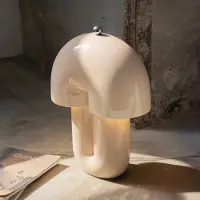 Maytoni LED-bordlampe Hope, beige, keramikk, høyde 35 cm, 3000 K